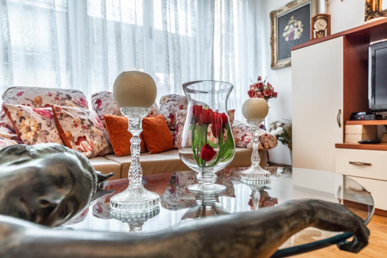 Vintage And Warm 2br In