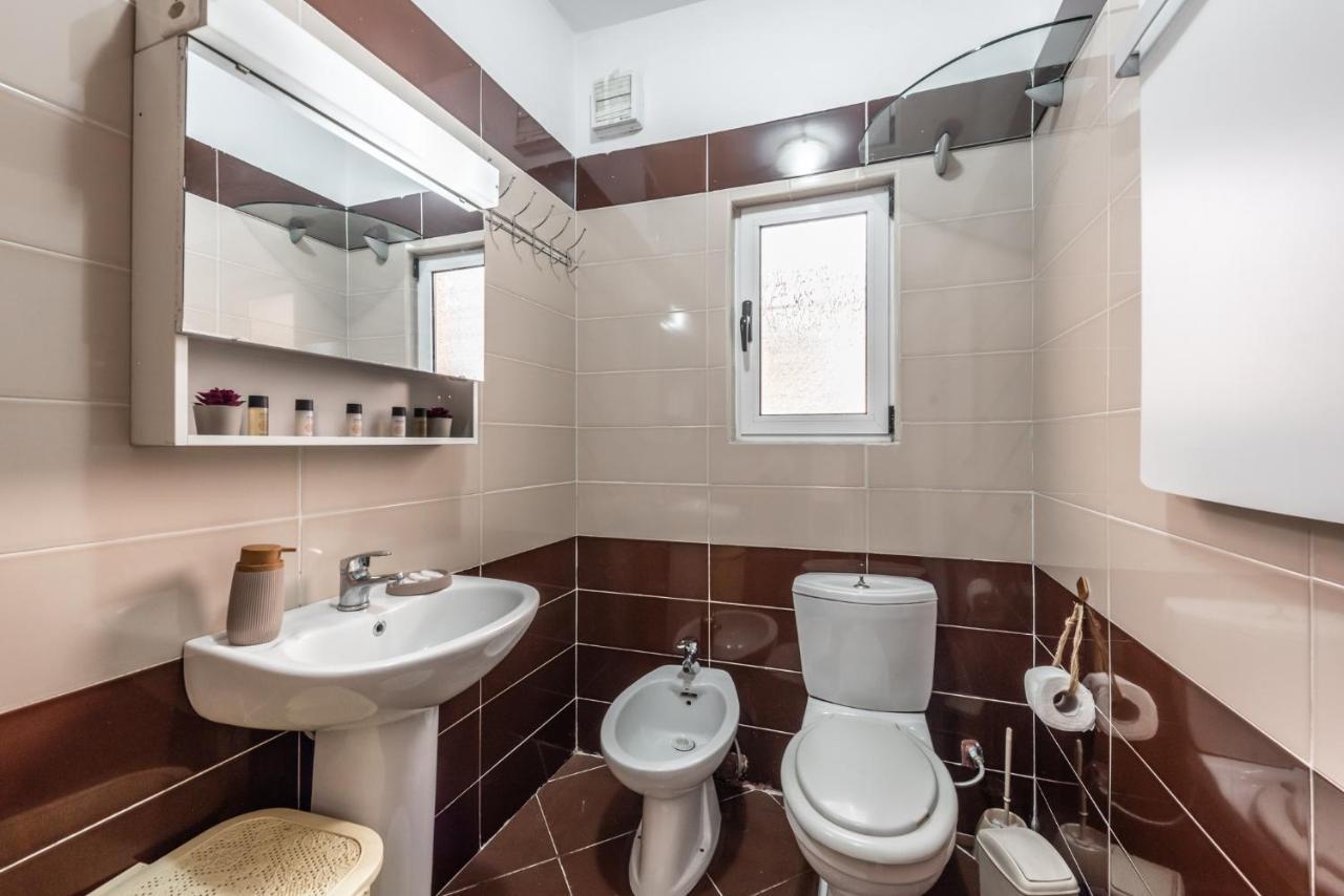 Vintage And Warm 2br In